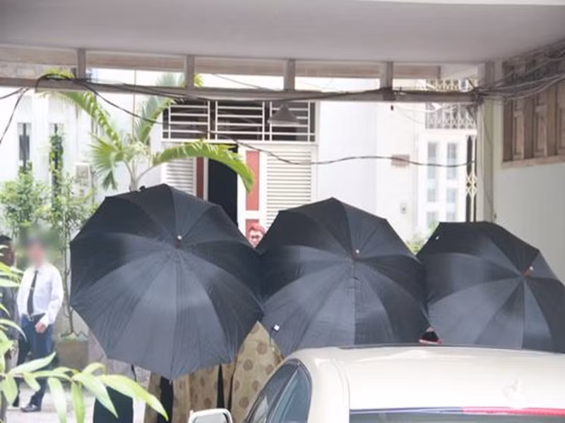 Đội ngũ an ninh che chắn kỹ lưỡng Tăng Thanh Hà và Louis Nguyễn. Ảnh: Gia Đình Việt Nam.