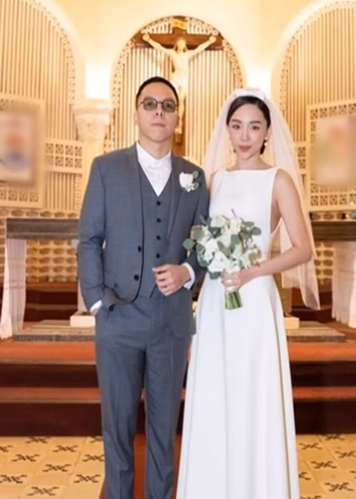 Sau hôn lễ, Tóc Tiên cho biết, vợ chồng cô giữ kín chuyện riêng tư vì cả hai đều không muốn đem hào nhoáng sân khấu vào cuộc sống đời thường cũng như muốn khán giả yêu thương bằng chính cống hiến nghệ thuật. Ảnh: FB Tóc Tiên.