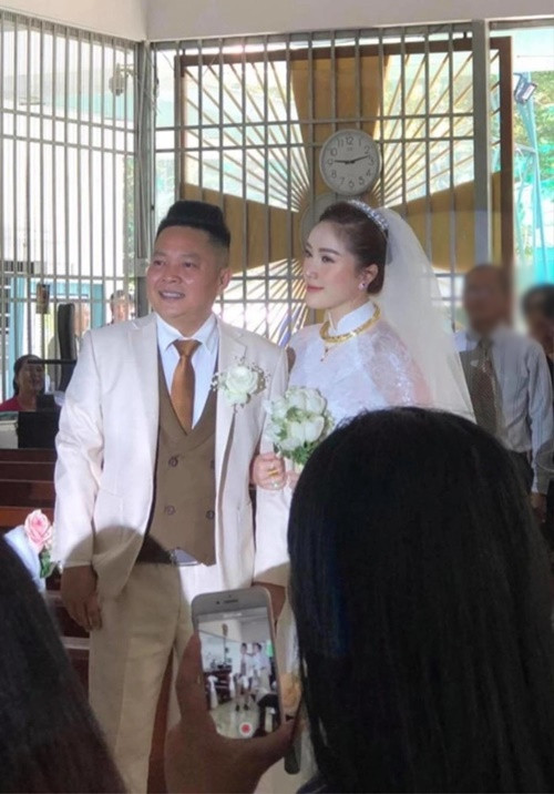 Sáng ngày 15/11/2019, nữ ca sĩ Bảo Thy và doanh nhân Phan Lĩnh tổ chức hôn lễ trong nhà thờ. Cả hai kín tiếng nên siết chặt an ninh để đảm bảo sự riêng tư nhất có thể. Ảnh: Saostar.