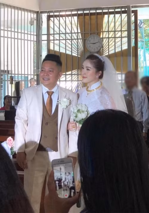 Sáng ngày 15/11/2019, nữ ca sĩ Bảo Thy và doanh nhân Phan Lĩnh tổ chức hôn lễ trong nhà thờ. Cả hai kín tiếng nên siết chặt an ninh để đảm bảo sự riêng tư nhất có thể. Ảnh: Saostar.