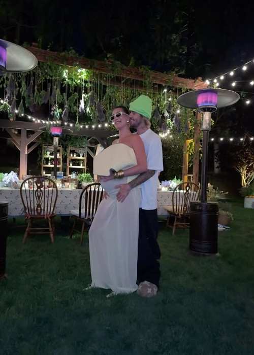 Ngày 23/8/2024, vợ chồng Justin đón con trai Jack chào đời. Sau khi có con, Justin và Hailey vẫn mặn nồng như mới yêu. Vào ngày 1/1/2025, Justin nhắn nhủ vợ: “Anh sẽ đi bất kỳ đâu cùng em”.