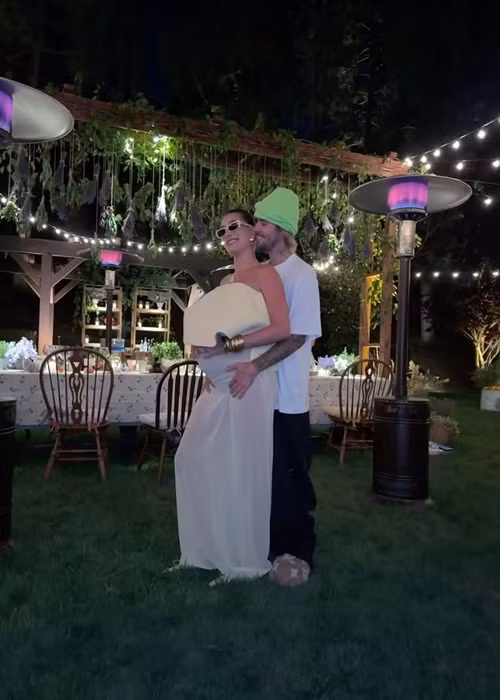 Ngày 23/8/2024, vợ chồng Justin đón con trai Jack chào đời. Sau khi có con, Justin và Hailey vẫn mặn nồng như mới yêu. Vào ngày 1/1/2025, Justin nhắn nhủ vợ: “Anh sẽ đi bất kỳ đâu cùng em”.