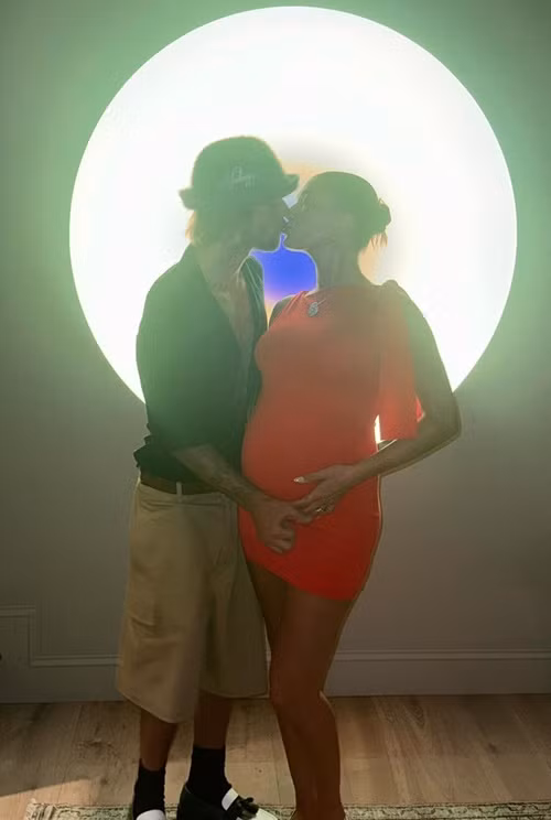 Một nguồn tin cho biết: "Justin đã làm nhiều việc nhỏ để chăm sóc Hailey như mát xa chân cho vợ, dẫn vợ đi ăn tối. Justin luôn chiều chuộng Hailey và không có giới hạn nào cả. Bất cứ điều gì Hailey cần, Justin chắc chắn sẽ đáp ứng", nguồn tin cho hay.