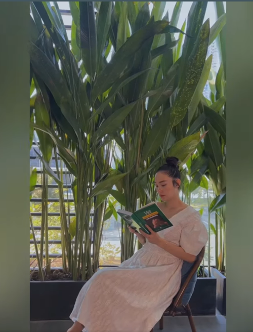 Minh Hằng thường đọc sách trên sân thượng. Minh Hằng từng chia sẻ: "Ban ngày đi tập, họp, làm việc, chơi với con. Đêm xuống vẫn dành thời gian đọc sách để đáp ứng từng thời kỳ lớn lên của con".