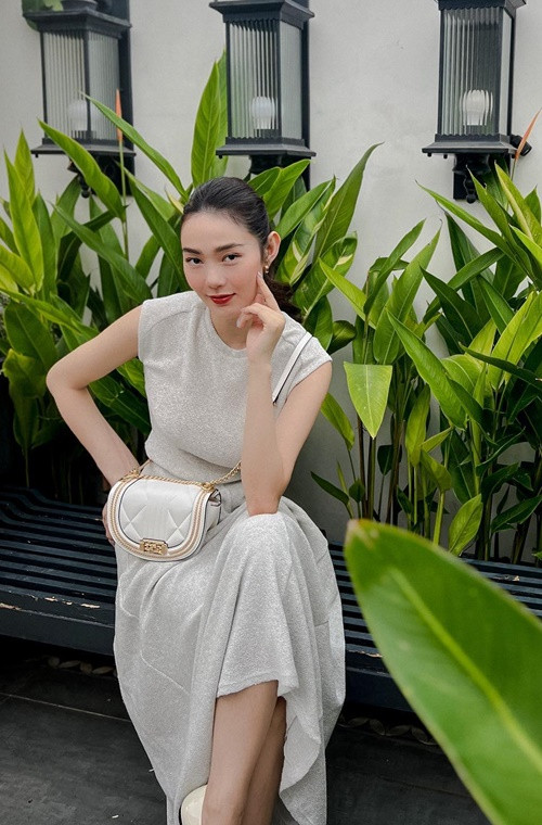 Trong các video, Minh Hằng vô tình hé lộ không gian bên trong biệt thự được trang trí tối giản nhưng không kém phần sang trọng.