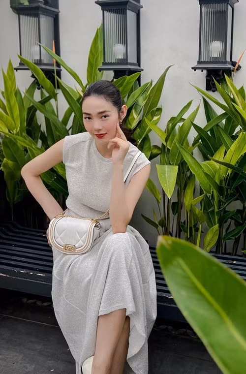 Trong các video, Minh Hằng vô tình hé lộ không gian bên trong biệt thự được trang trí tối giản nhưng không kém phần sang trọng.