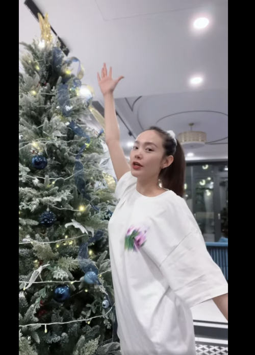 Nữ ca sĩ thường sử dụng cây thông cao hơn 2m mỗi dịp Giáng sinh.