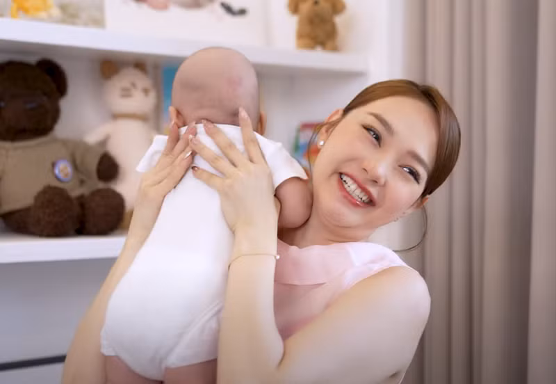 Minh Hằng dành nhiều thời gian chăm sóc con trai đầu lòng.