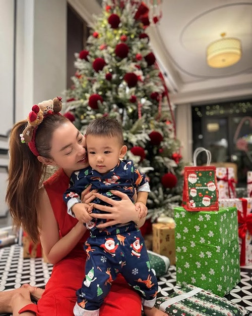 Minh Hằng cùng con trai đón Giáng sinh trong cơ ngơi xa hoa.