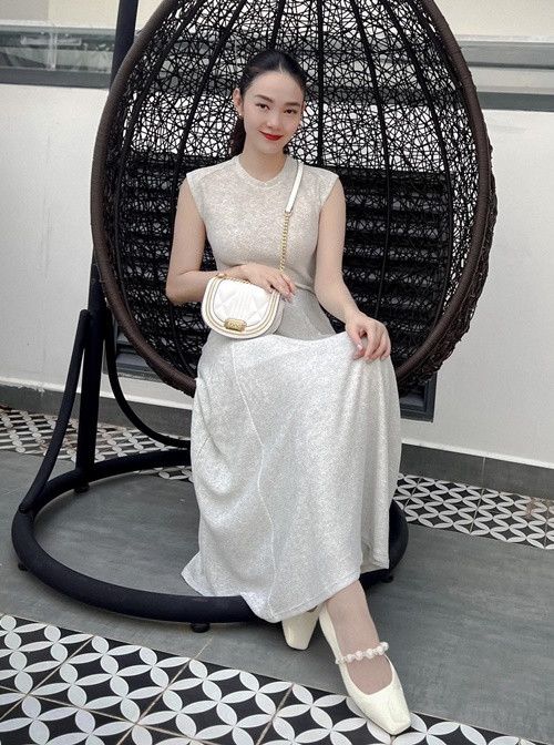 Minh Hằng tạo dáng sống ảo trong biệt thự.