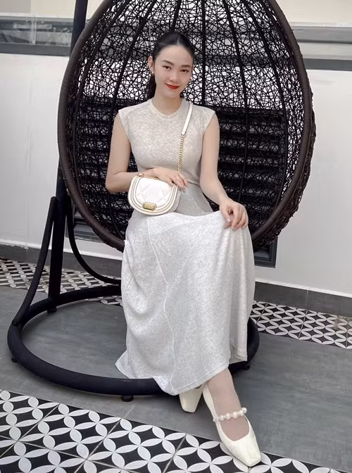 Minh Hằng tạo dáng sống ảo trong biệt thự.