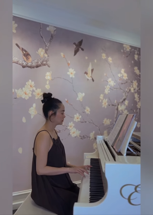 Nữ ca sĩ đặt cây đàn piano trong biệt thự để ca hát.