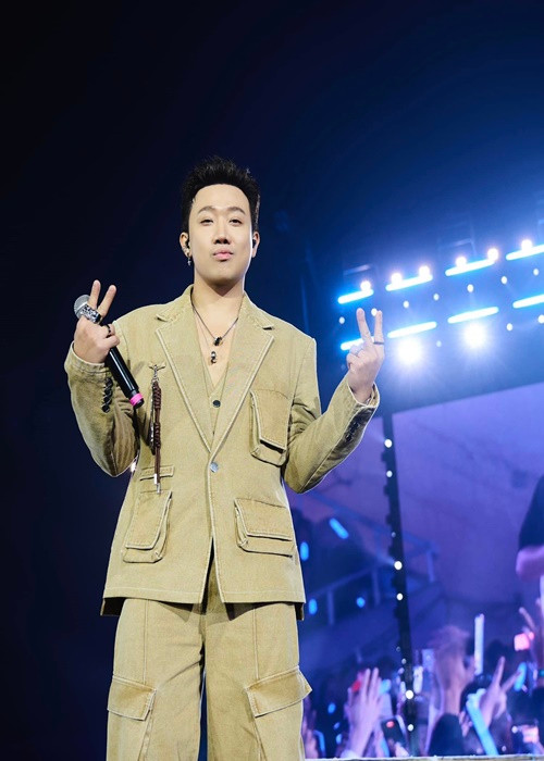 Trấn Thành cho biết, do phải đứng dẫn chương trình trong thời gian dài, anh bị giãn tĩnh mạch ở chân. Vì vấn đề sức khỏe và muốn tập trung làm phim, nam MC hạn chế tham gia gameshow. Ảnh: FB Trấn Thành.