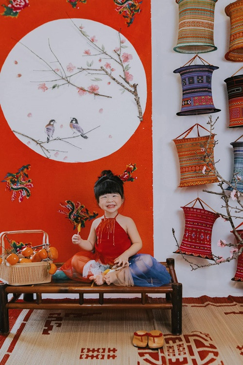 Bé Dứa sinh năm 2020, có gương mặt giống bố như đúc.