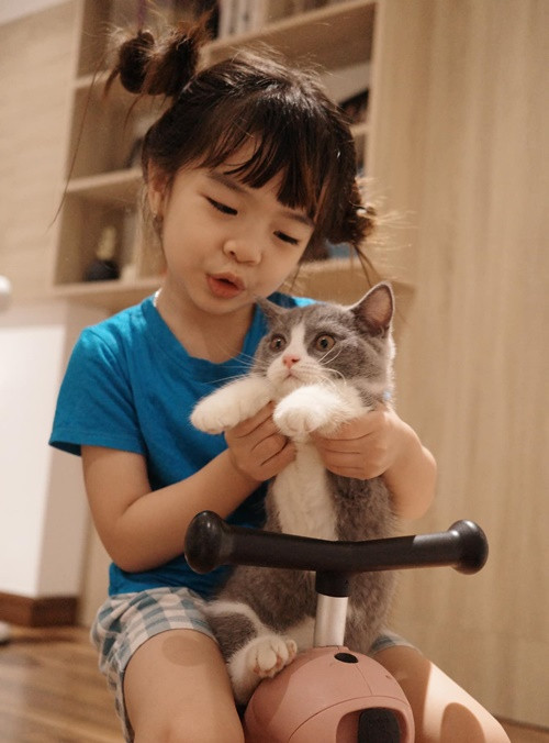 Con gái Trung "Ruồi" càng lớn càng xinh xắn, đáng yêu.