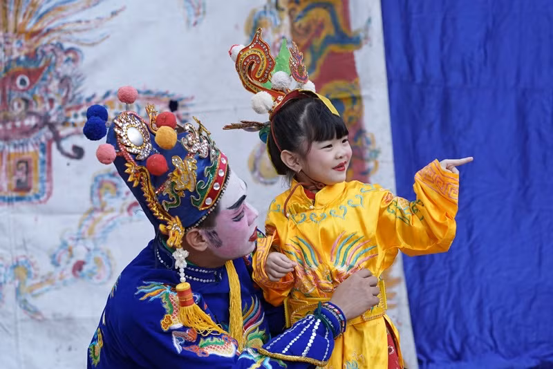 Cách đây không lâu, bé Dứa cùng Trung "Ruồi" góp mặt trong chương trình Cha con vạn dặm. Trung "Ruồi" chia sẻ trên Giao Thông, anh mong con gái lớn lên sẽ yêu nghệ thuật, có thể trở thành một diễn viên.