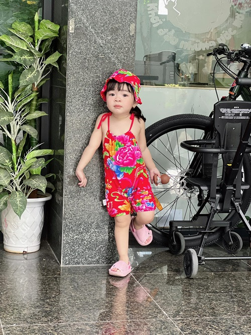 Vợ Trung "Ruồi" chia sẻ, bé Dứa thông minh, lanh lợi và rất hài hước.