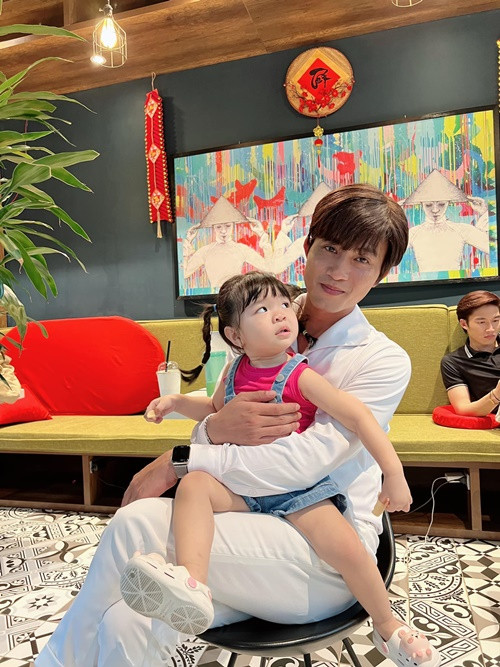 Năm 2022, bé Dứa đóng vai bé Sâu – con gái cậu Vượng và Mộng Mơ trong Thương ngày nắng về. Ngọc Hà chia sẻ trên Em Đẹp, mỗi khi con chuẩn bị vào cảnh quay, cô sẽ phải trốn đi. Vì nếu nhìn thấy mẹ, bé Dứa sẽ khóc và theo mẹ. Còn nếu không có mẹ, con gái Ngọc Hà sẽ vui vẻ theo các cô chú diễn viên khác vì con khá bạo và đã quen với mọi người.