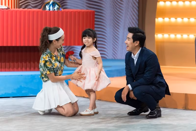 Con gái Trung "Ruồi" tham gia một số chương trình truyền hình.