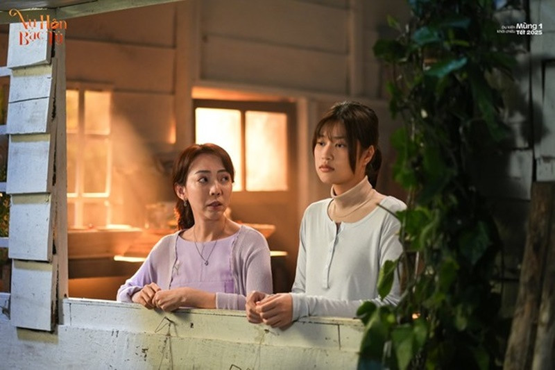 Phim Nụ hôn bạc tỷ của Thu Trang cũng ra rạp dịp Tết. Phim kể về hai chị em Thúy Kiều - Thúy Vân (Thu Trang - Thiên Ân). Trong trailer, nhân vật của Thu Trang bị bạn trai lừa, phải gánh món nợ lớn đến mức phải bán nhà khiến mối quan hệ với nhân vật của Thiên Ân trở nên căng thẳng. Ảnh: Tiền Phong.