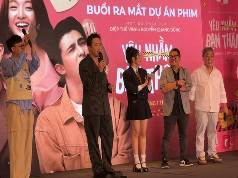 Dịp Tết Nguyên đán 2025, Trấn Thành còn làm nhà sản xuất của phim Yêu nhầm bạn thân do Nguyễn Quang Dũng làm đạo diễn. Theo Hà Nội Mới, Trấn Thành quyết định đầu tư làm phim vì yêu thích tác phẩm gốc, cảm thấy đây là một kịch bản hay và không muốn bỏ lỡ. Ảnh: Người Lao Động.