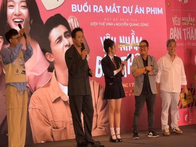 Dịp Tết Nguyên đán 2025, Trấn Thành còn làm nhà sản xuất của phim Yêu nhầm bạn thân do Nguyễn Quang Dũng làm đạo diễn. Theo Hà Nội Mới, Trấn Thành quyết định đầu tư làm phim vì yêu thích tác phẩm gốc, cảm thấy đây là một kịch bản hay và không muốn bỏ lỡ. Ảnh: Người Lao Động.