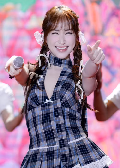 Nữ ca sĩ từng tiết lộ với người hâm mộ, nghề ca hát của cô kiếm tiền không cố định, có thể vài ba ngày là có 500 triệu hoặc ký hợp đồng xong một dự án là có 500 triệu nhưng cũng có tháng không có show thì không có tiền. Ảnh: FB Hòa Minzy.