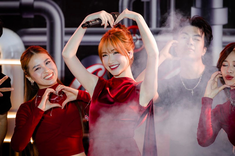 Ít ngày trước, Hòa Minzy biểu diễn tại một sự kiện ở Hà Nội. Ảnh: FB Hòa Minzy.