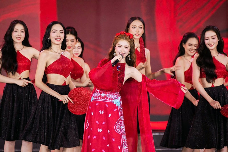 Ngày 28/12/2024, Hòa Minzy biểu diễn trong chung kết Hoa hậu Quốc gia Việt Nam 2024. Ảnh: FB Hòa Minzy.