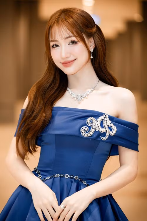 Thu nhập của Hòa Minzy đến từ hoạt động ca hát, tham gia gameshow, làm đại sứ thương hiệu, buôn bán bất động sản. Ảnh: FB Hòa Minzy.