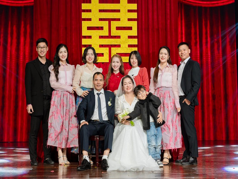 Ca sĩ Hòa Minzy chia sẻ trên trang cá nhân, cô cố gắng kiếm tiền vì muốn lo được cho con trai, bố mẹ và thực hiện những dự án cộng đồng ý nghĩa. Ảnh: FB Hòa Minzy.