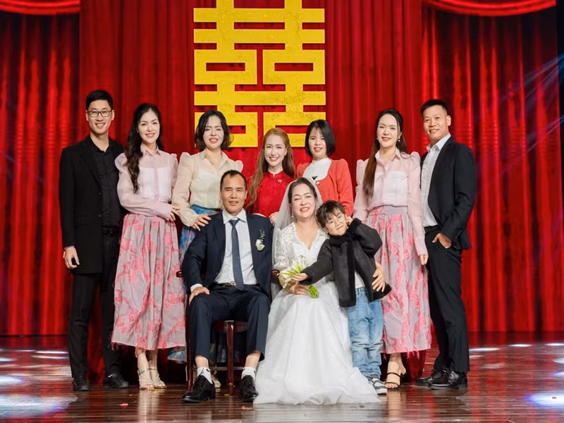 Ca sĩ Hòa Minzy chia sẻ trên trang cá nhân, cô cố gắng kiếm tiền vì muốn lo được cho con trai, bố mẹ và thực hiện những dự án cộng đồng ý nghĩa. Ảnh: FB Hòa Minzy.