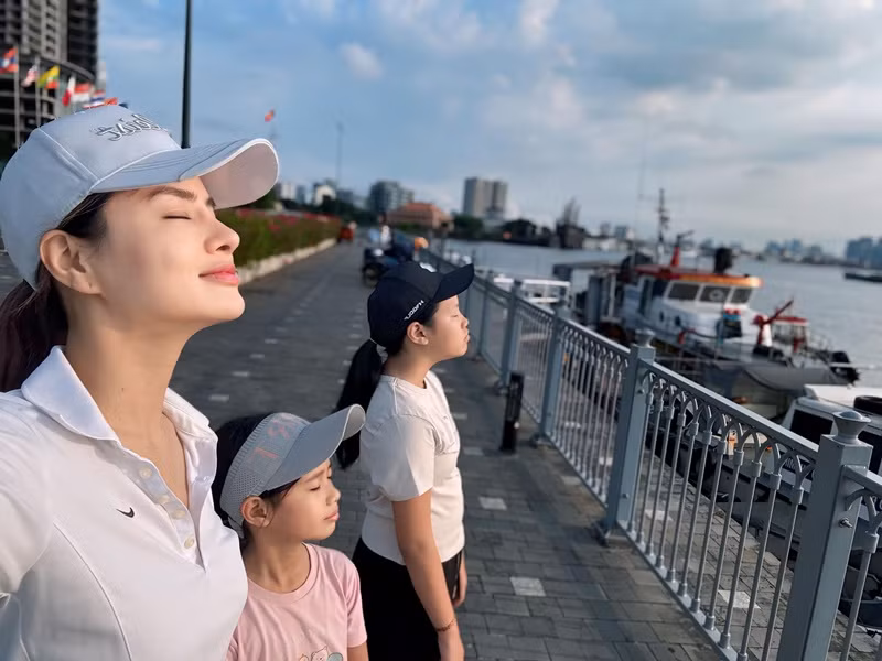 “Xin khép lại mọi chuyện buồn năm cũ để đón chào năm mới bình an và hạnh phúc. Xin cảm ơn và trân trọng tấm lòng, tình cảm của mọi người”, người mẫu Vũ Thu Phương bày tỏ.