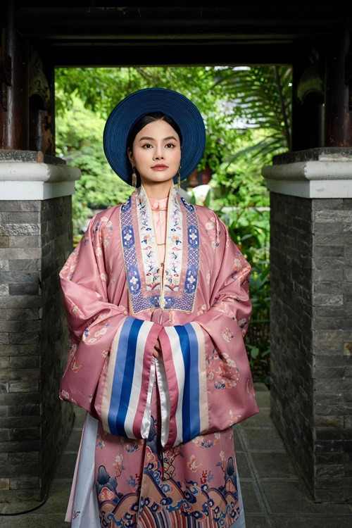 Đến nay, nữ người mẫu đã buông bỏ được mọi cảm xúc nặng nề để bước tiếp, dành tình yêu thương, chăm sóc trọn vẹn cho hai cô con gái.