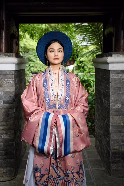 Đến nay, nữ người mẫu đã buông bỏ được mọi cảm xúc nặng nề để bước tiếp, dành tình yêu thương, chăm sóc trọn vẹn cho hai cô con gái.