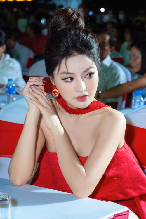 Vũ Thu Phương mong mọi người không nhắc đến hình ảnh gia đình cũ bởi các con của cô còn quá nhỏ. Người đẹp xin được giữ khoảng lặng cho riêng mình và gia đình nhỏ.