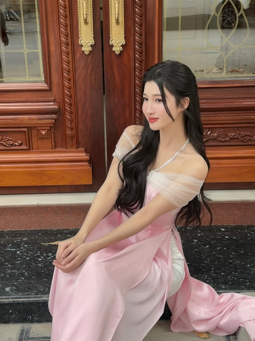 Phương Nhi vẫn chưa lên tiếng về chuyện tình cảm với chồng thiếu gia. Ảnh: FB Phương Nhi.