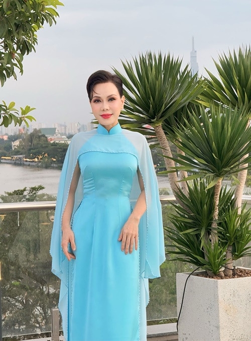 “Một nhân viên ưu tú của tôi được thưởng một chiếc xe hơi hơn 700 triệu đồng", Việt Hương cho hay. Ảnh: FB Việt Hương.