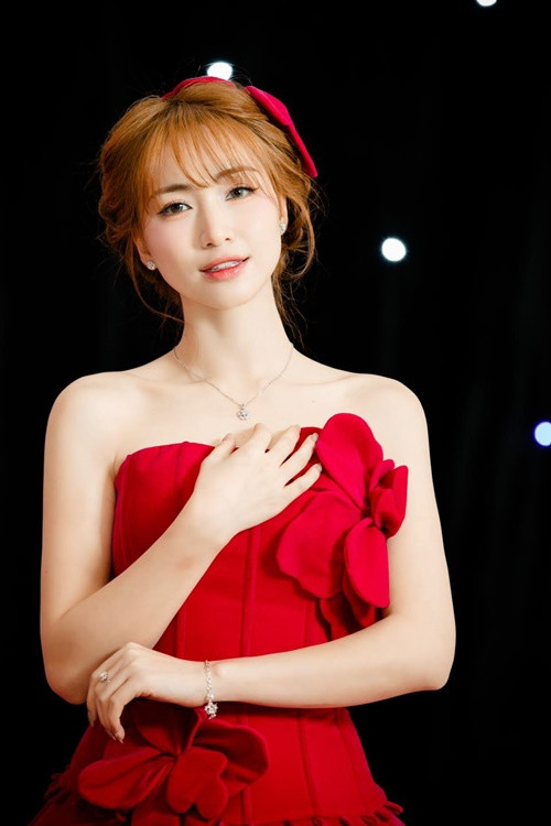 Ngoài Việt Hương, Hòa Minzy cũng mạnh tay chi lương thưởng Tết cho nhân viên. Năm 2021, theo Vietnamnet, quản lý của Hòa Minzy xác nhận lương thưởng Tết từ nữ ca sĩ là 400 triệu đồng. Ảnh: FB Hòa Minzy.