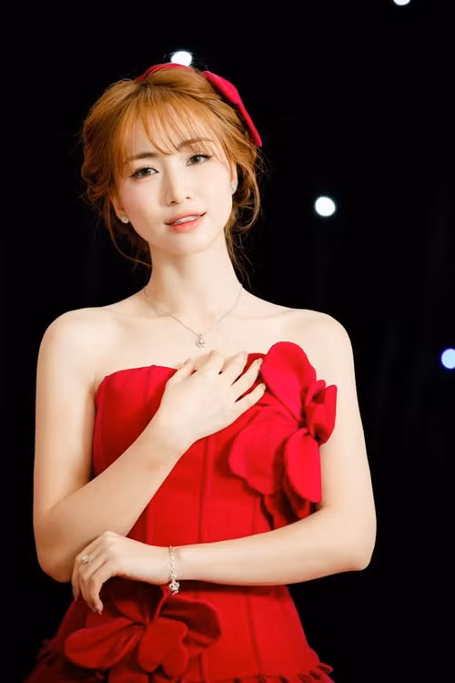 Ngoài Việt Hương, Hòa Minzy cũng mạnh tay chi lương thưởng Tết cho nhân viên. Năm 2021, theo Vietnamnet, quản lý của Hòa Minzy xác nhận lương thưởng Tết từ nữ ca sĩ là 400 triệu đồng. Ảnh: FB Hòa Minzy.