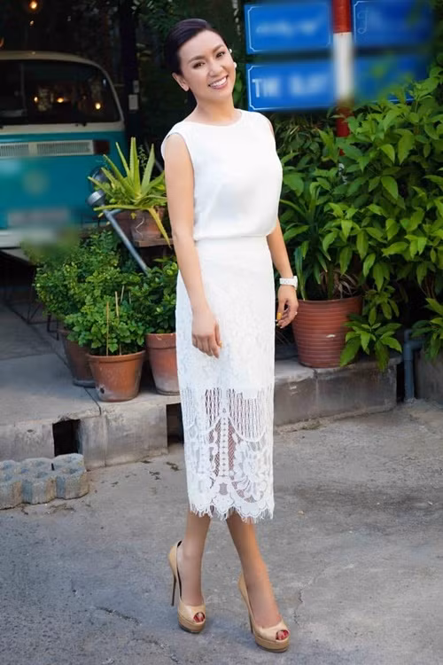 “Tôi sợ sinh xong mình xấu đi và không còn được khán giả đón nhận như xưa nữa. Tôi cũng sợ mang bầu là phải nghỉ hát cả năm, xuất hiện trở lại thì khán giả sẽ quên mình. Vì thế chần chừ mãi chẳng muốn có em bé”, Y Phụng thú nhận. Ảnh: FB Y Phụng.