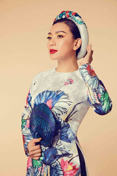 Trong cuộc phỏng vấn với Một Thế giới, Y Phụng cho biết, khán giả rất yêu thích cô trong tà áo dài, hát những dòng nhạc quê hương. Ảnh: FB Y Phụng.