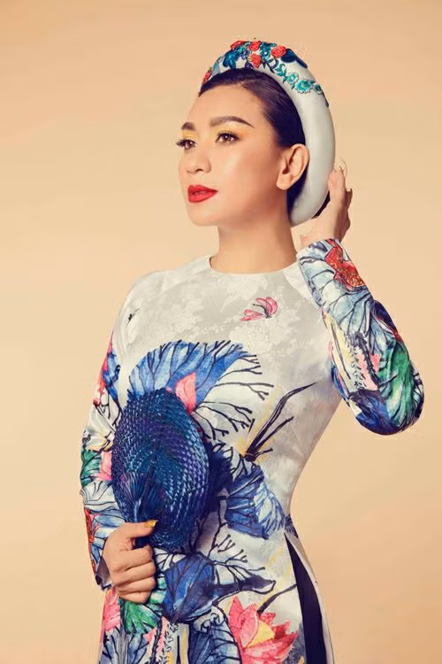 Trong cuộc phỏng vấn với Một Thế giới, Y Phụng cho biết, khán giả rất yêu thích cô trong tà áo dài, hát những dòng nhạc quê hương. Ảnh: FB Y Phụng.