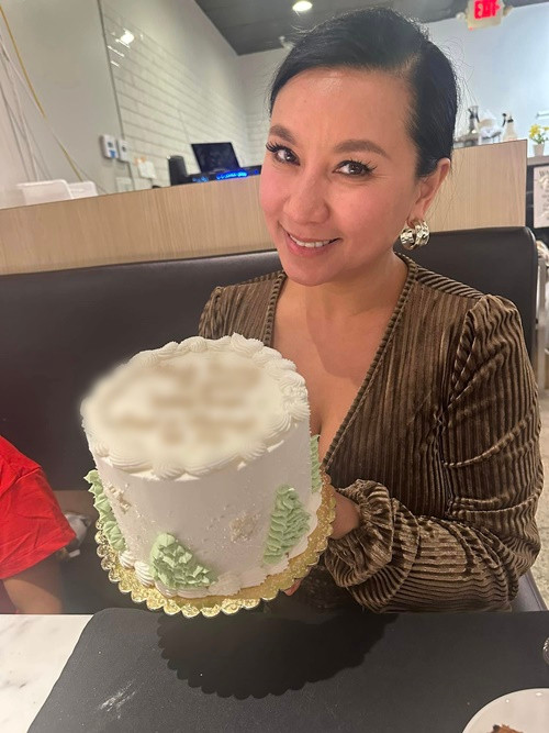 Y Phụng không thân với đồng nghiệp ở Việt Nam hay Mỹ. “Tôi từng có một số bạn thân trong giới nhưng bị phản nhiều quá nên bây giờ ngại”, nữ diễn viên bày tỏ. Ảnh: FB Y Phụng.