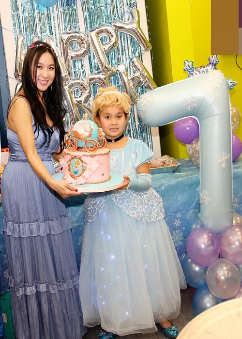 Y Phụng chưa trở lại với nghệ thuật sau khi sinh con gái đầu lòng vào năm 2017. Tình cũ Lý Hùng cho biết, cô chưa giảm cân thành công nên chưa tự tin đứng trước khán giả. Ảnh: FB Y Phụng.