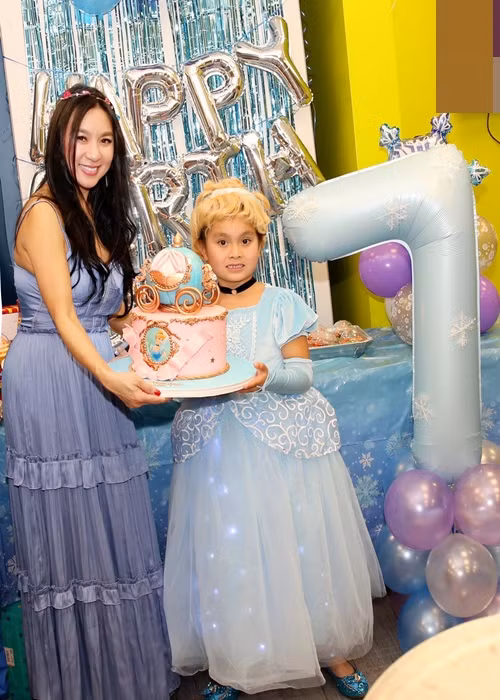 Y Phụng chưa trở lại với nghệ thuật sau khi sinh con gái đầu lòng vào năm 2017. Tình cũ Lý Hùng cho biết, cô chưa giảm cân thành công nên chưa tự tin đứng trước khán giả. Ảnh: FB Y Phụng.