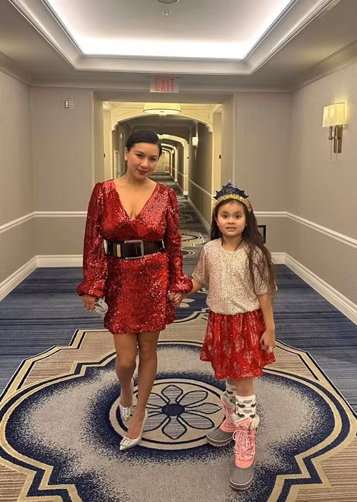 Ca sĩ Y Phụng tái hôn vào năm 2016, sinh con gái đầu lòng Paris vào năm 2017. Cô ít chia sẻ về chồng thứ hai vì anh không hoạt động trong showbiz. Ảnh: FB Y Phụng.