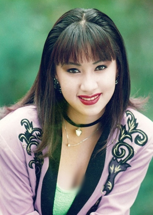 Thập niên 90, Y Phụng đắt show đóng phim. Cát-sê của Y Phụng lên đến 30 triệu đồng, khi giá vàng là 200.000 đồng/chỉ. Năm 2005, Y Phụng bất ngờ rời showbiz Việt để sang Mỹ định cư. Ảnh: Vietnamnet.