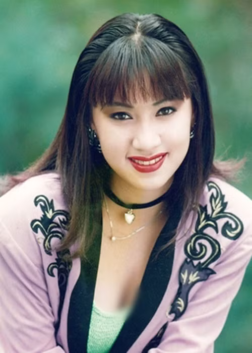 Thập niên 90, Y Phụng đắt show đóng phim. Cát-sê của Y Phụng lên đến 30 triệu đồng, khi giá vàng là 200.000 đồng/chỉ. Năm 2005, Y Phụng bất ngờ rời showbiz Việt để sang Mỹ định cư. Ảnh: Vietnamnet.