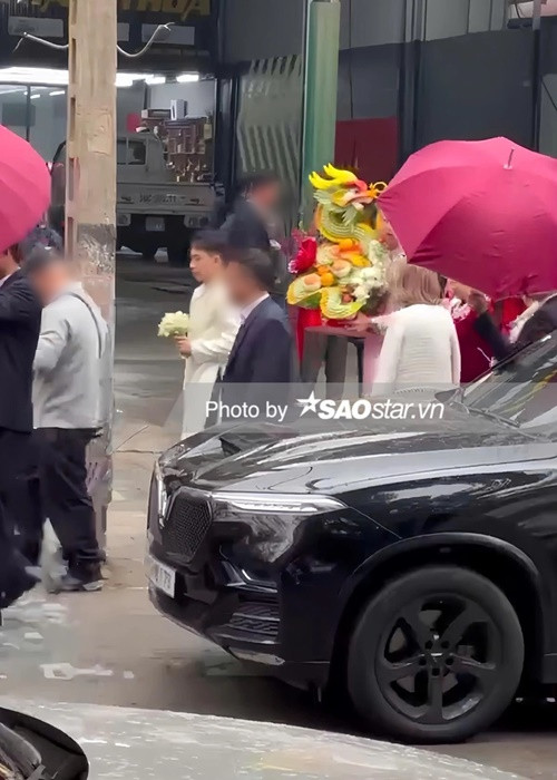 Chồng Phương Nhi lộ diện trong lễ ăn hỏi. Phía cô dâu chưa lên tiếng về chuyện tình cảm. Tuy nhiên, Phương Nhi hiện tại đã khóa chức năng cho người lạ bình luận trên trang cá nhân Instagram. Ảnh: Saostar.